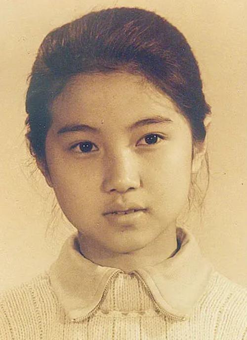 他是韩娱最低调影帝，娶小11岁女友，如今45岁更是儿女双全。（韩娱idol开完演唱会给付粉丝送礼物吗）-第3张图片-九妖电影