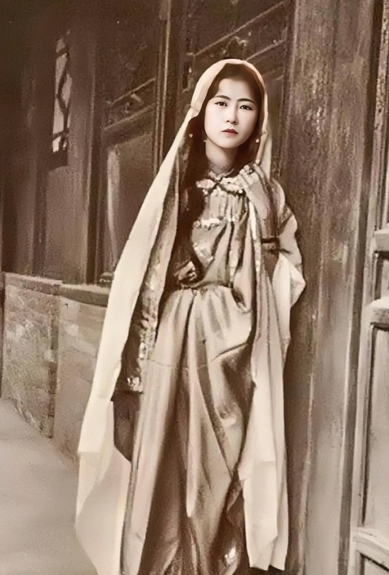 1924年，林徽因20岁的“公主照”，宛如天使下凡。镜头下的林徽因五官精致，眉目