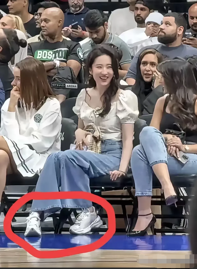 刘亦菲平时性情较为沉静冷艳，而在一次与老外观看体育赛事时，却一反常态地笑得格外率