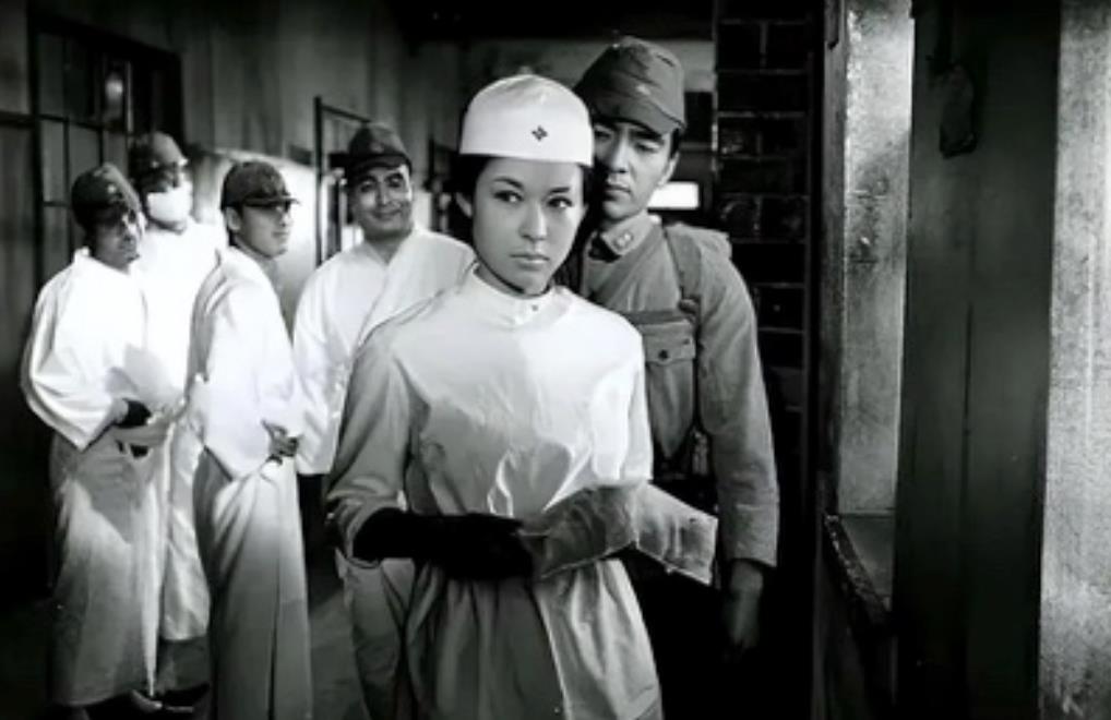1946年除夕夜，一群女护士们以“吃药”之名，将毒药喂进解放军伤员口中，凌晨，4