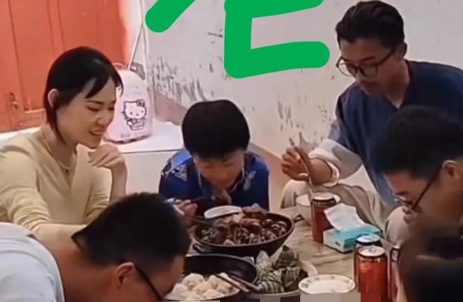 郭有才，姥姥家大快朵颐！近日，有网友曝光郭有才携爱女苏畅返乡中餐，与众侄儿侄女共