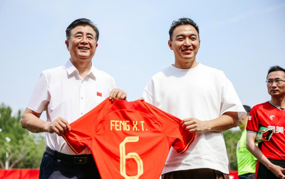 冯潇霆一代的国足后防线打日本伊朗不行但是打什么新加坡马来西亚越南防的死死的，巅峰