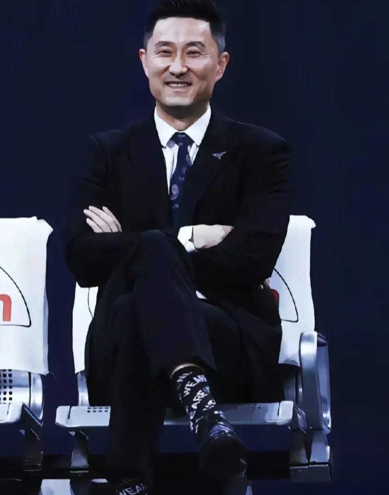 来自新疆的10位中国篮球明星
1、阿的江—来自和田
2、杜峰—来自乌鲁木齐
3、