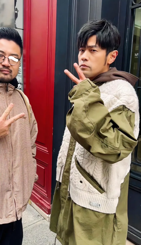 周杰伦虽然看起来变老了，但是头发还是很浓密的