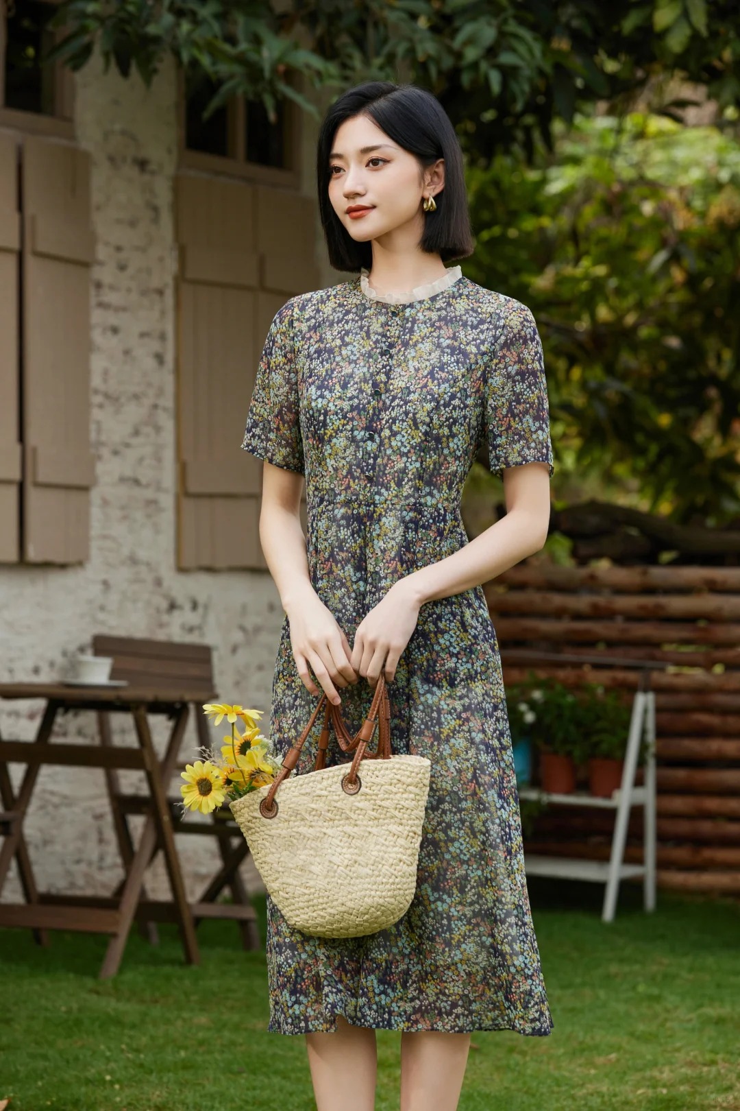 新品推荐
碎花裙是时尚与自然的完美融合，它展现出女性的柔美与清新，让你在每个季节