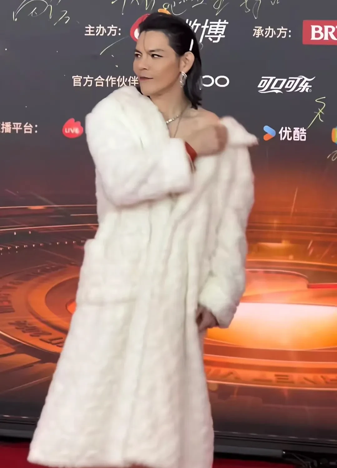 郭碧婷崩溃了，
她的老公穿的花枝招展，
这不比她还美？
老公变嫂子，
大耳坠，大