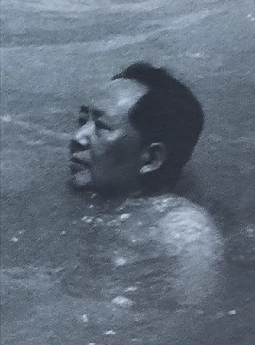 1961年，一张定格历史瞬间的照片映入眼帘，画面中毛主席正在长江畅游。他采用仰泳