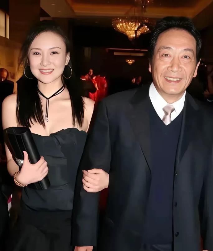 这次不是老牛吃嫩草，而是嫩草求着老牛吃！

2013年，年轻貌美的饶芯语对67岁