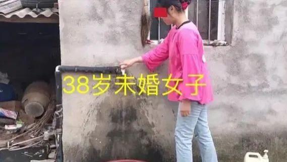 河南：38岁大龄女子没结婚，回村后父母流泪催婚：嫁二婚都比单身强