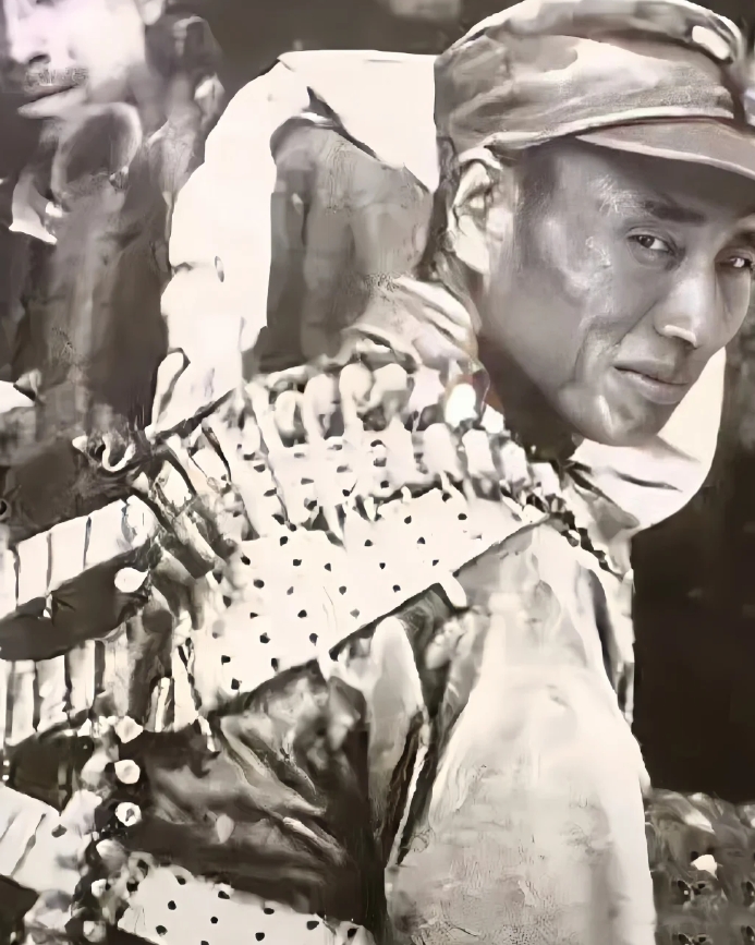 抗战时期，中国士兵转身回眸的坚定眼神，照片定格于上海淞沪会战时期，一位后背挂满子