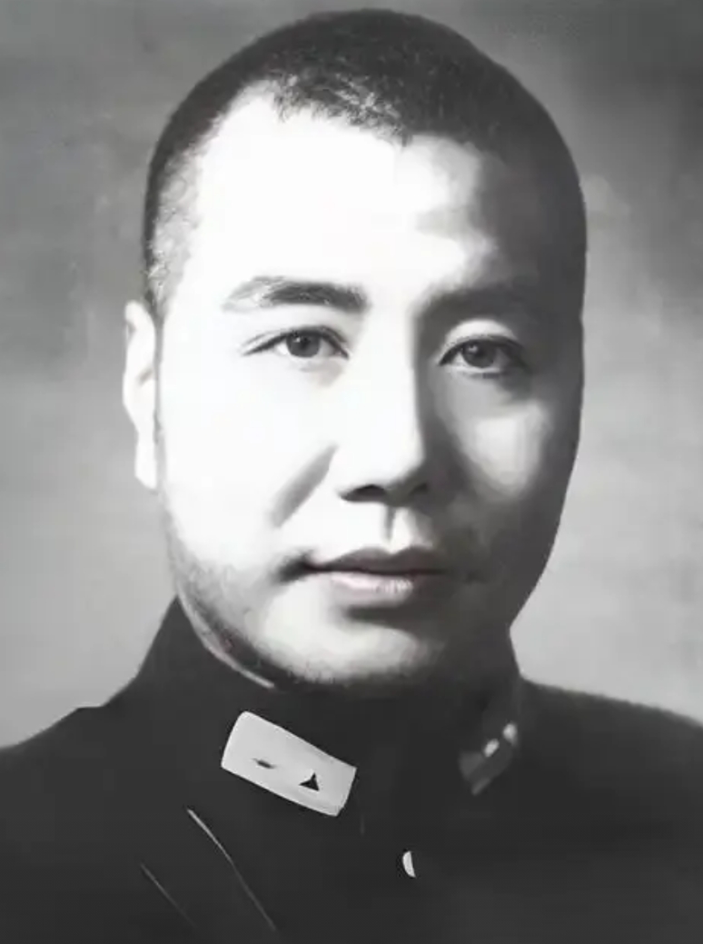 1942年，黄埔一期的李仙洲升任集团军总司令，四年后他却被降职使用，去给三期的王