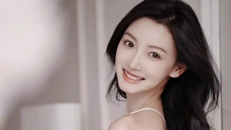 金佳悦，长相甜美，双腿笔直修长，堪称主播界天花板级女神