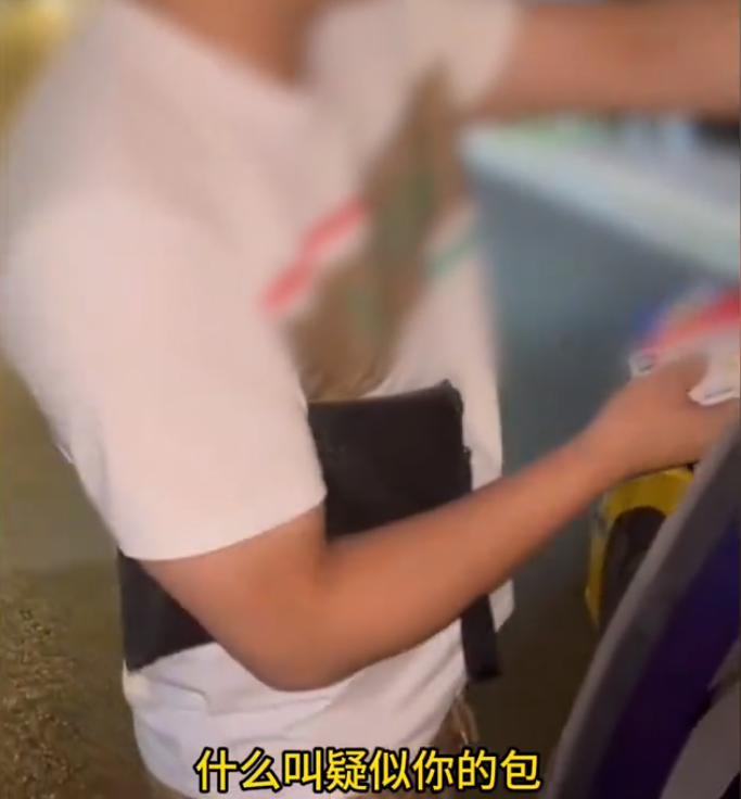 人心不古！河北，一男子在出租车上捡到个钱包，找到失主联系方式，不料，当失主赶来之