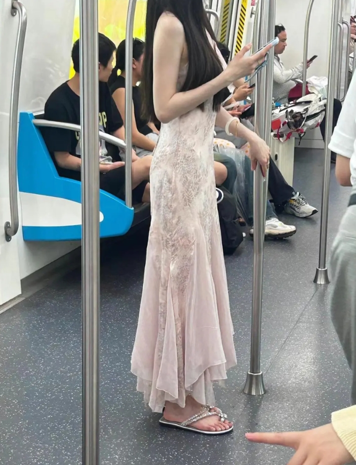 地铁上看见的，被硬控30秒…