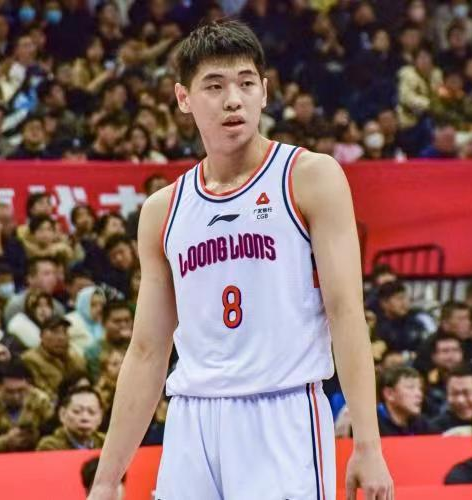 都知道崔永熙在之前没有收到NBA联合试训的邀请，他只能通过各个球队组织的试训才有