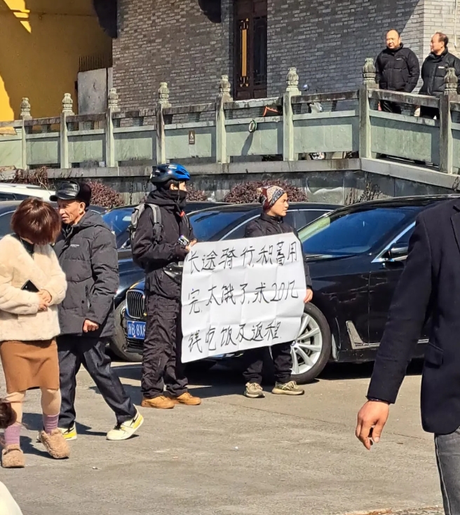 在寺庙门口看到有人伸手要钱，真的让人心里很不是滋味。这清净的地方，怎么会有这种事