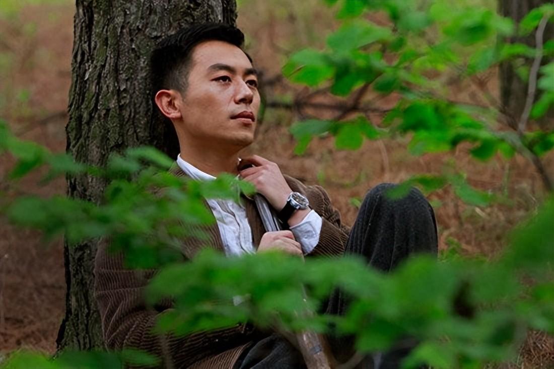 朱亚文不喜欢妻子沈佳妮化妆。在他眼里，沈佳妮最美，没什么好遮挡的。

他自己也不