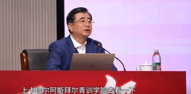 宋凯说，中国足球落后的原因找到了，一个是人口多，思想难以统一，二个是国家大，足球