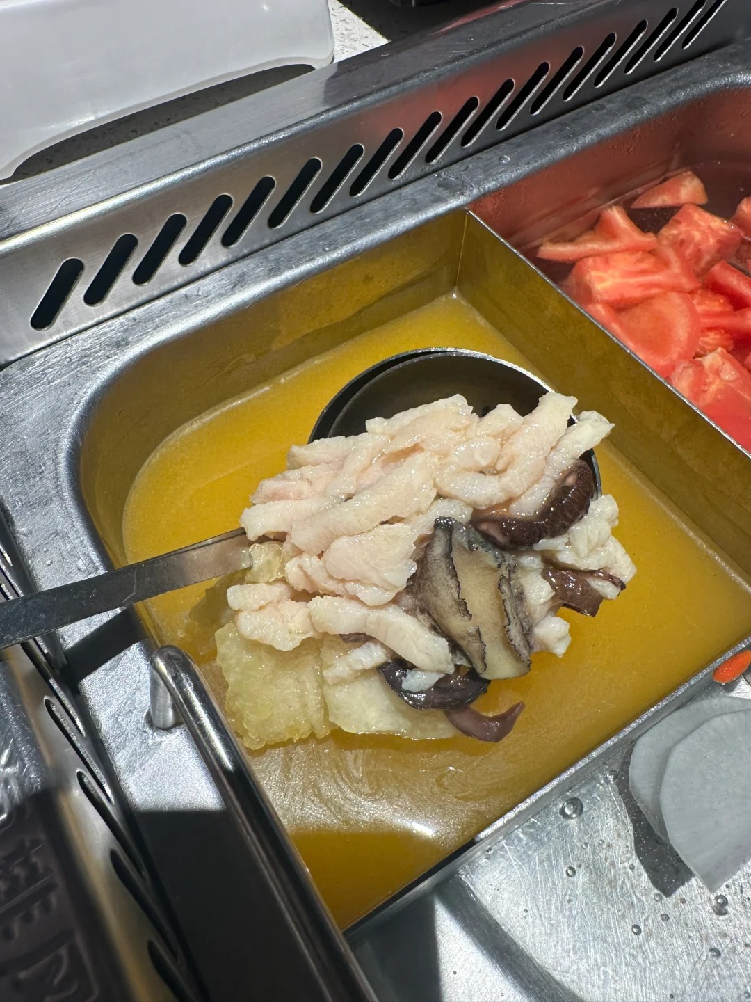 如今的阿捞，锅底端上来一团预制菜
花胶鸡汤底，没等几分钟就端上来，估计老师傅在预