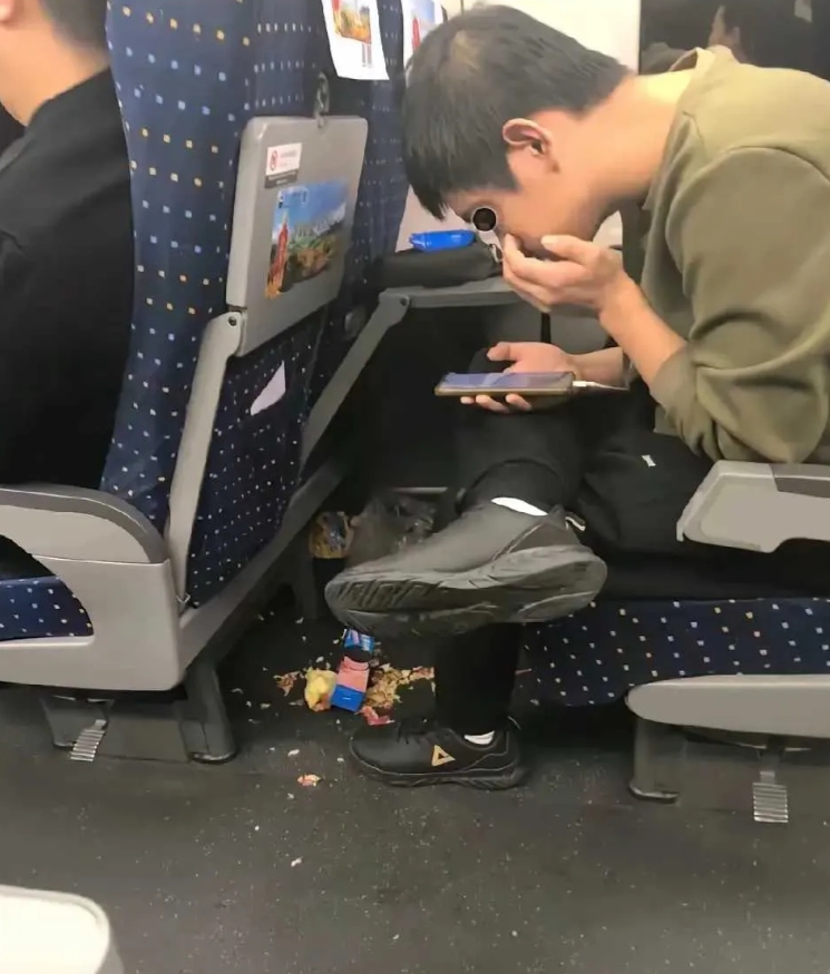 高铁这场景比绿皮车还夸张。