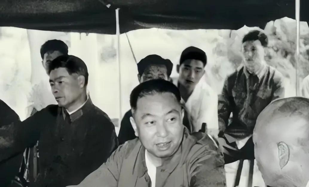 一九五四年，因工作表现突岀，华国锋同志被组织委以重任，担任湘潭地委书记，这一年，