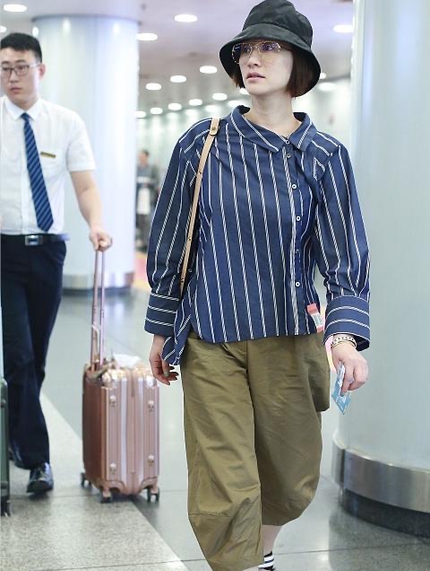我觉得李小冉的颜值被过于吹捧了