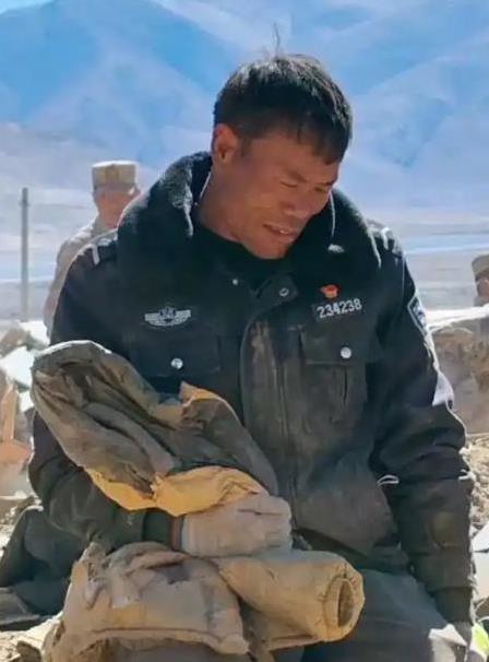 [月亮]他也是两个孩子的父亲！西藏地震发生后，辅警伦珠挖出孩子的羽绒服时，瞬间崩