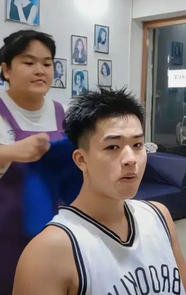 晓华这波流量就是要告诉大家，需要漂亮吗？根本不需要，只需要有技术，只需要真实，只