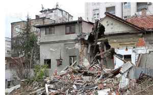 家人在地震中遇难，众人为我惋惜，我却在无人的角落里偷笑，这一世，要死的是你们了。