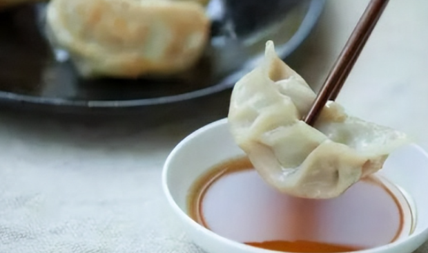 广东，男子王渊远赴内蒙古打工，却因吃饺子不蘸酱油蹲了2年大牢，谁规定的吃饺子必须