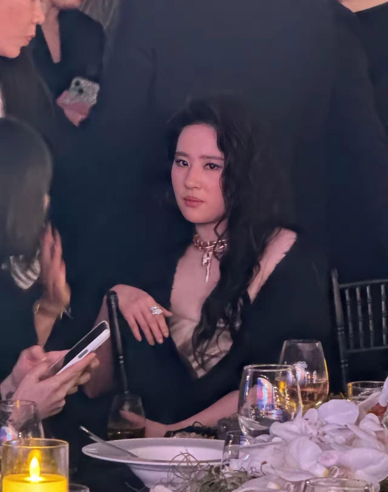 他们说，刘亦菲状态好的时候，



能喝晕我三回。



原本我不信，毕