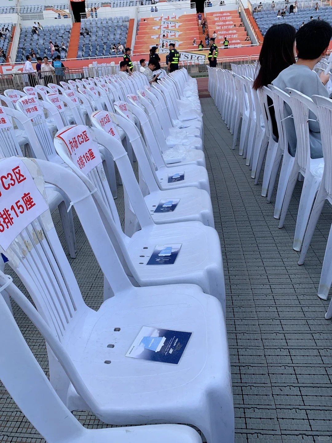 还我荧光棒
我千防万防特地早来防偷荧光棒的
防不住根本没发到我这排[微笑我真的要