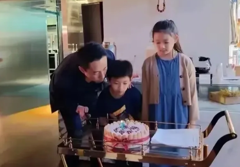 汪小菲真的“傻人”有“傻福”，一双儿女还好没有遗传大S的癫痫。

他真的不是很聪