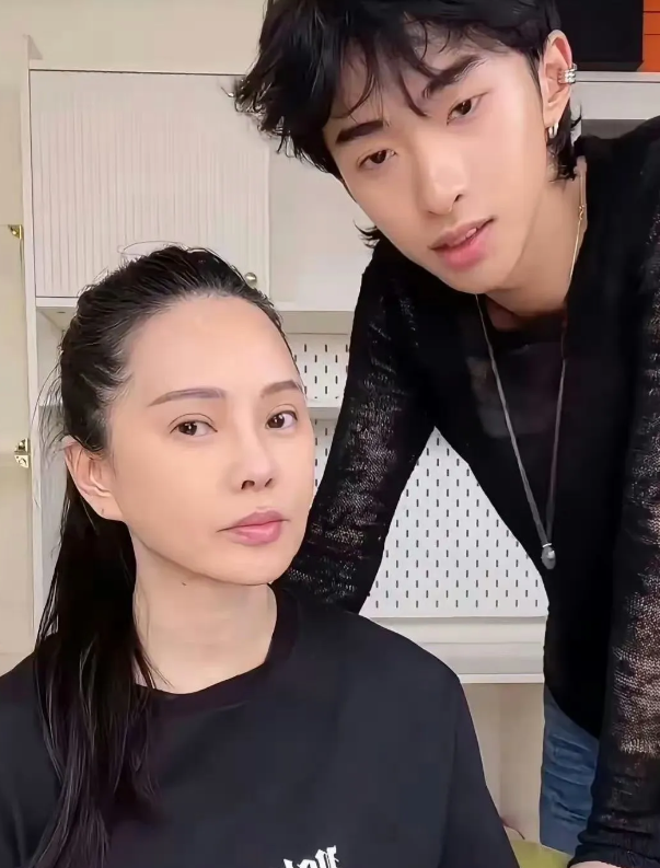 伊能静儿子很会化妆，看起来就像贴心女儿一样