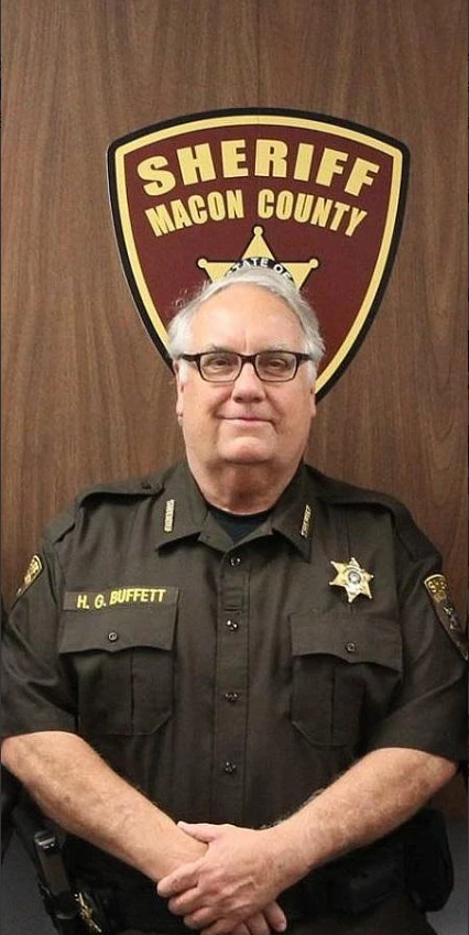 美国的警察局长比我们的公安局长挣钱可是高多了。
现在美国年薪最高的警察局长是洛杉