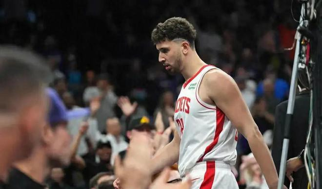 看来虽然目前火箭队申京受伤无法出战，但是火箭决定留下他几乎已经是板上钉钉的事情。