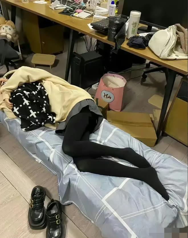 老是在办公室睡觉，都被老板批评好几次了