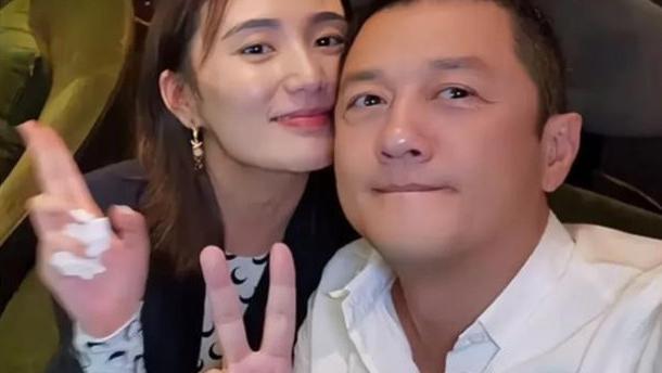 海哈金喜独自带妈妈婆婆旅游，女儿夏夏面对镜头不害羞，祖孙三代很开心。