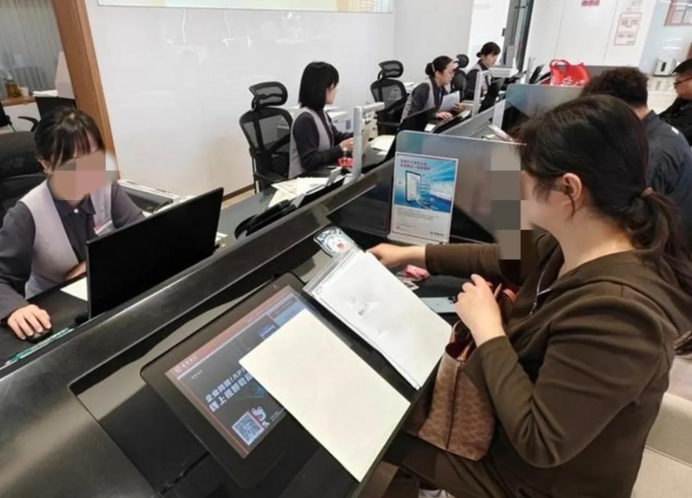 四川达州一女子，大年初三到银行办理业务，顺便让工作人员，给查下一张17万的存单什
