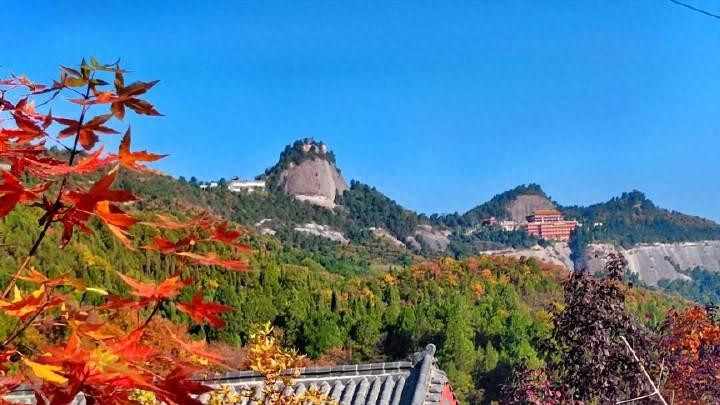 大香山寺 古老而神秘 红叶环绕别有一番韵味