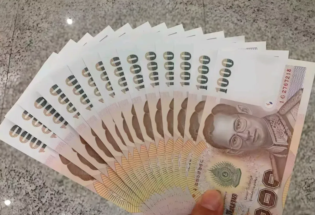昨天小弟结婚，姑姑从国外回来了，真没想到！给了弟弟一个红包，一拆开直接傻眼！全是