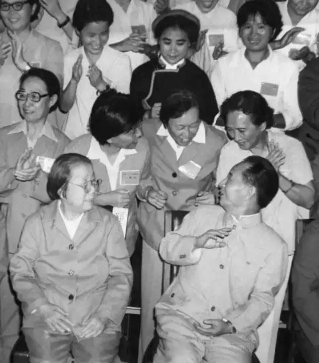 1983年，胡耀邦与邓颖超出席第五届全国妇女代表大会，与代表们一起合影留念，永恒