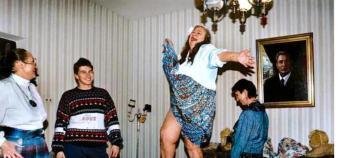 90年代，前苏联领导人勃列日涅夫女儿加林娜·勃列日涅娃，酗酒后跳上餐桌舞蹈的画面