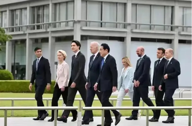 这是最近一次G7峰会，G7各领导人的走位。看队伍的走位，有人得出结论：

1. 
