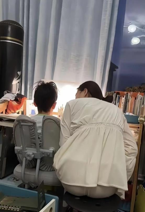 写个作业，给孩他妈急成什么样子了？