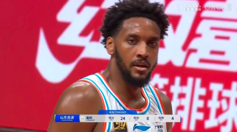 《山东男篮的崛起之路：客场大捷与希望之光》

在刚刚结束的一场激烈对决中，山东男