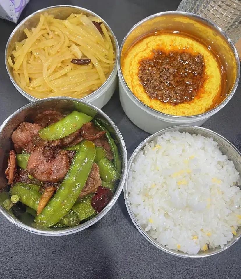 我公公给我送来的午饭，打开一看真是生气！这都做的什么啊？谁吃这菜，看着都不知道怎