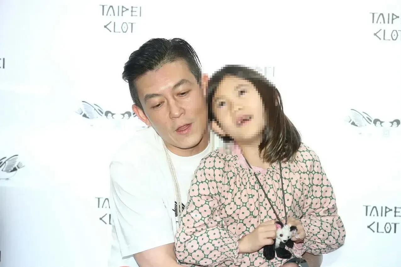 年轻的时候犯的错，这辈子都会被钉在耻辱柱上。陈冠希与其呼吁大家捐款，还不如自己偷