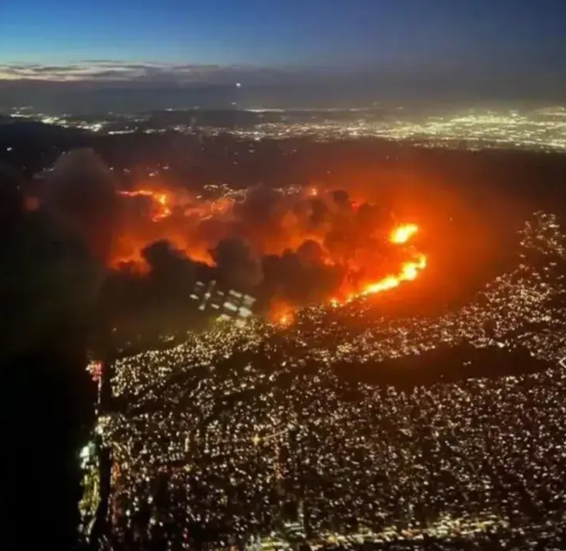 洛杉矶大火再烧下去，怕烧到什么？
现在洛杉矶这场大火，可怕的不是让美国已经损失了