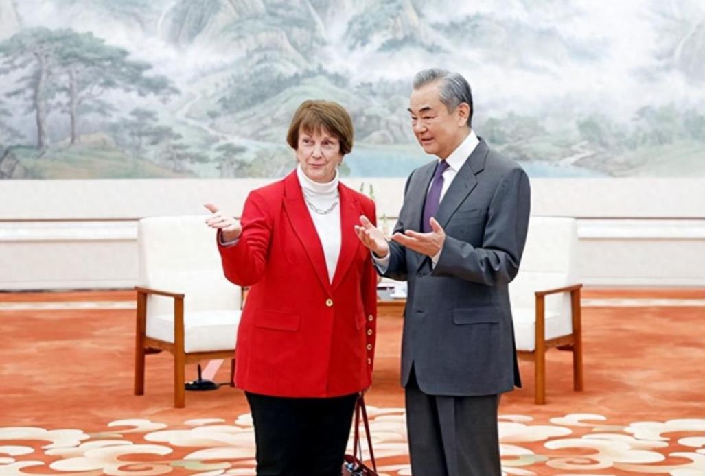 12月3日，美国进一步升级针对中国的芯片出口管制，并将约136家列入清单。而中国